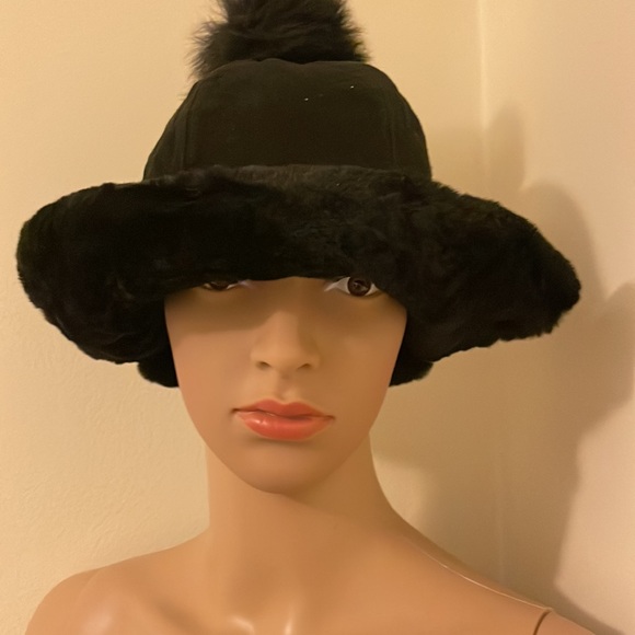 Ugg hat with Pom Pom and optional flats - Picture 4 of 4